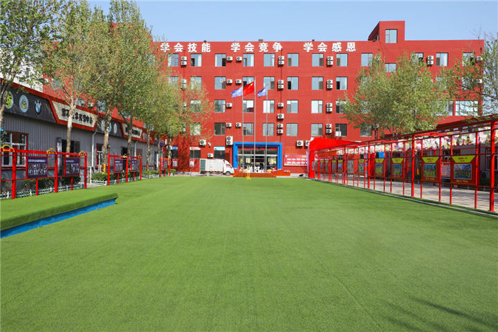 学汽修的学校一年学费多少钱