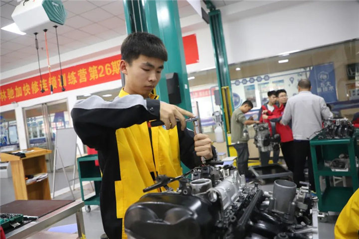 学汽修当学徒好还是去职校好？